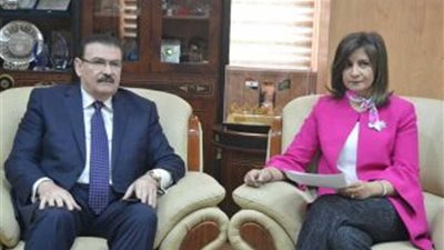 وزيرة الهجرة تستقبل نقيب المهندسين لحل أزمات المهندسين بالكويت