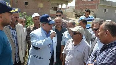 محافظ الإسماعيلية يتفقد مشروع صرف صحي قرية 