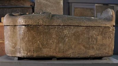 تفكك أجزاء من تابوت حجري بالمتحف المصري