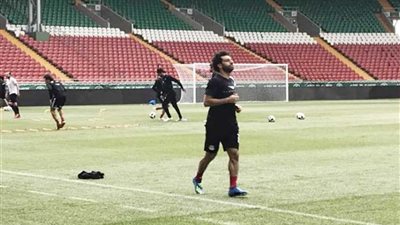 محمد صلاح يبدأ مرحلة التدريب في الملعب (صور)