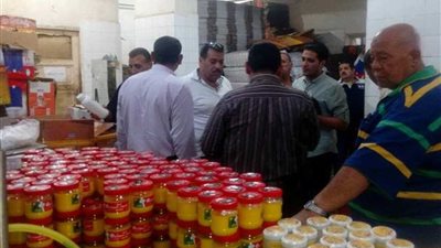 ضبط مصنع زيوت ومستحضرات تجميل بدون ترخيص بالمنصورة