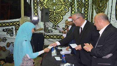 محافظ المنيا يكرم المتميزين من حفظة القرآن الكريم بقرية البيهو