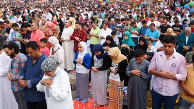 تنويه مهم من دار الإفتاء عن صلاة الرجال بجوار النساء في مصلى العيد