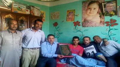 المصريين الأحرار بسفاجا يزور أحد أبطال العملية الشاملة سيناء ويكرمه لدوره الوطني