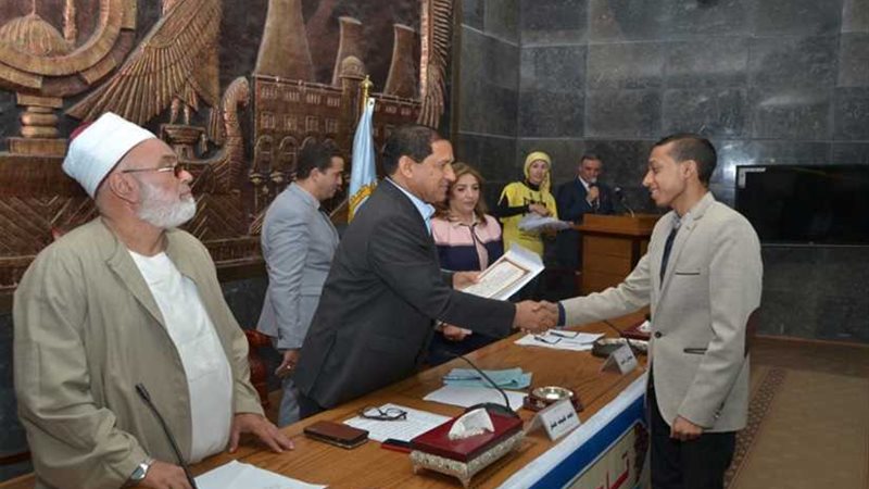 محافظ الغربية يكرم