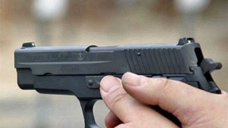 شخصان يطلقان النار