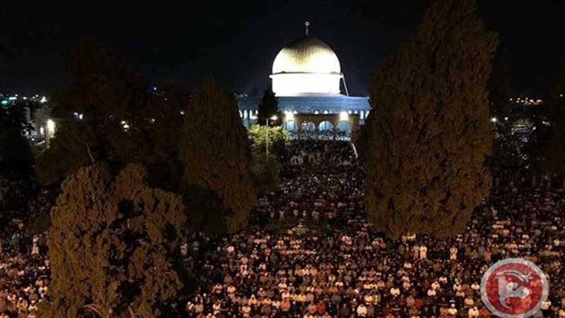 شاهد .. 350 ألف مصلٍ