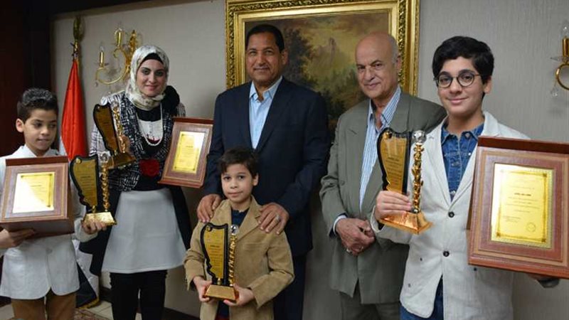 صقر  يكرم مصرية فازت