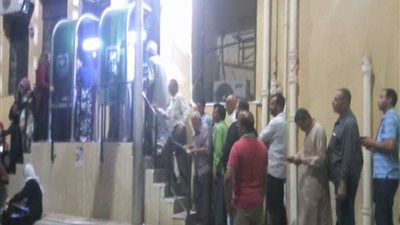 زحام وتكدس للموظفين أمام ماكينات الصرف الآلي بأسيوط لصرف المرتبات