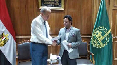 محافظ القليوبية يستقبل متبرعًا بقطعة أرض 6 لإقامة وحدة صحية