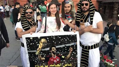 المصريون يخطفون الأنظار بلباسهم الفرعوني وسط موسكو