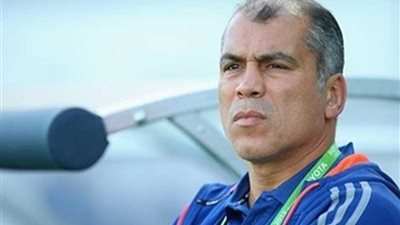 مدرب الأهلي يعقد جلسة سريعة مع خماسي الشباب