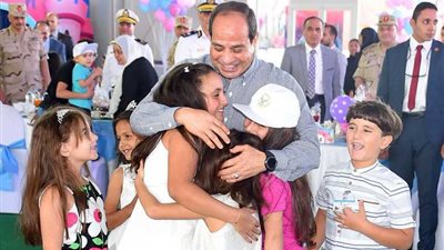 بالصور ..الرئيس السيسي يشارك أسر وأبناء الشهداء الاحتفال بالعيد‎