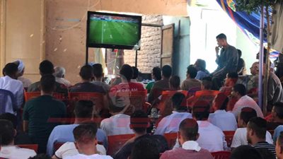 الاسايطة يشاهدون مباراة المونديال علي مقاهي ومراكز الشباب ..