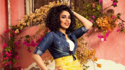 أمينة تهدي المنتخب الوطني وصلاح أغنية 