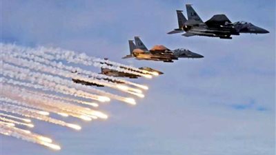 طائرات الاحتلال الإسرائيلي تلقي قنابل إنارة وسط قطاع غزة