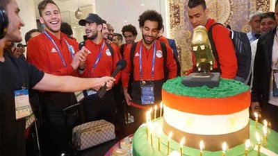 بالصور.. فندق إقامة المنتخب يحتفل بعيد ميلاد محمد صلاح