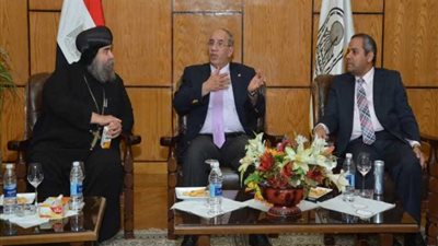 رئيس جامعة أسيوط يستقبل المهنئين بعيد الفطر المبارك.. 