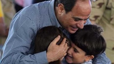 السيسي يواصل تكريم أسر الشهداء