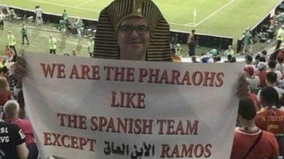 شاهد.. مُشجع مصري بزي فرعوني يرفع لافتة طريفة في مدرجات إسبانيا