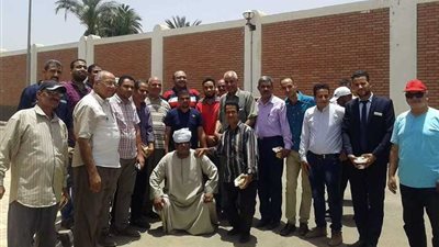 رئيس مياه أسيوط يوزع 