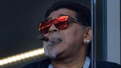 مارادونا يدخن السيجار أثناء مباراة الأرجنتين وآيسلندا