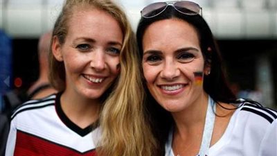 بالصور..المشجعات يشعلن المدرجات قبل مباراة ألمانيا والمكسيك