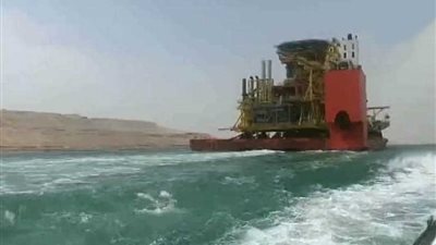 نشطاء خليجيون: أكبر حفار بالعالم يتوجه لحفر قناة سلوى وتحويل قطر إلى جزيرة..