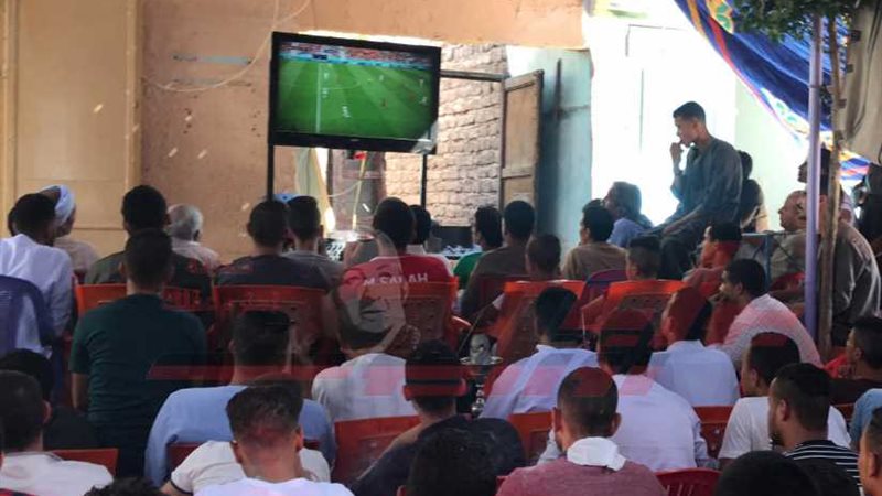 الاسايطة يشاهدون