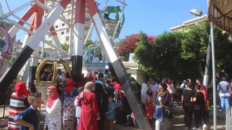 آلاف المواطنين يحتفلون