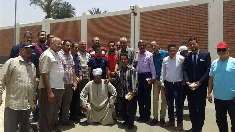 رئيس مياه أسيوط يوزع