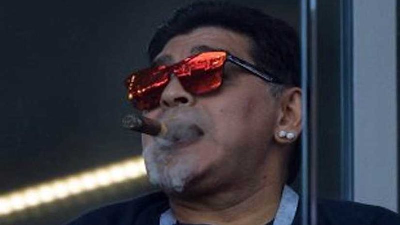 مارادونا يدخن السيجار