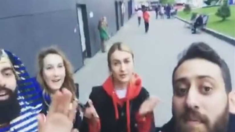 الشباب المصري يغني