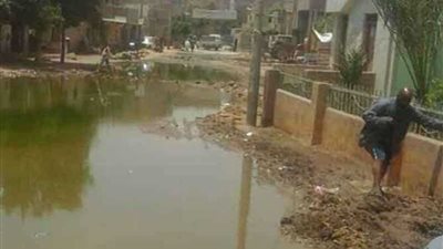 أهالي قرية ببني سويف يحررون محضرًا لغرق منازلهم في الصرف الصحي