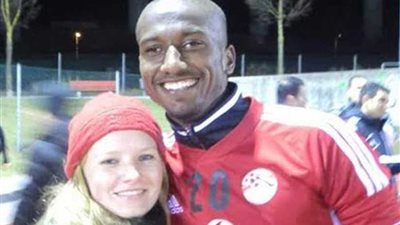 زوجة علي غزال تحتفل به في 