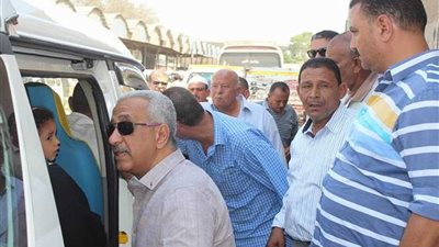 رئيس حي غرب المنصورة يحذر السائقين من زيادة الأجرة