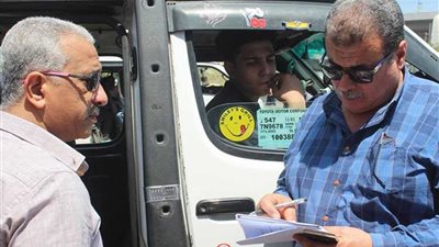 إحالة سائق سرفيس للنيابة العامة لعدم التزامه بتعريفة الركوب في المنصورة