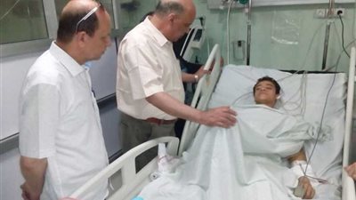 وكيل تعليم الغربية يزور طلاب زفتي المصابين في حادث سيارة بمستشفى المنصورة الدولي