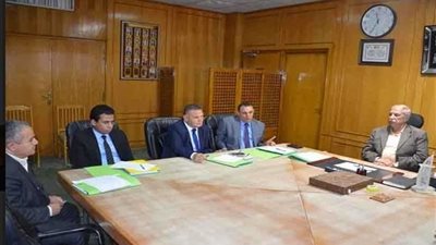 محافظ الاسماعيلية يناقش معايير اختيارات المديرين الجدد