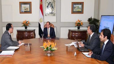السيسي يبحث مع مدبولي ووزير النقل تطوير شبكة الطرق والسكك الحديدية