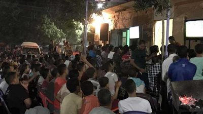 صور.. الآف الأسايطة يشاهدون مباراة مصر وروسيا علي المقاهي