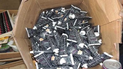 ضبط مصنع مستحضرات تجميل مجهولة المصدر بعين شمس.. صور