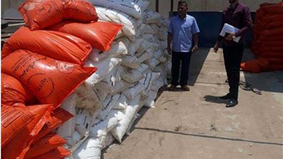 ضبط 360 شيكارة أسمدة زراعية مدعمة ومجهولة المصدر بالبحيرة 