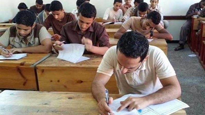 ضبط طالب مزق ورقة