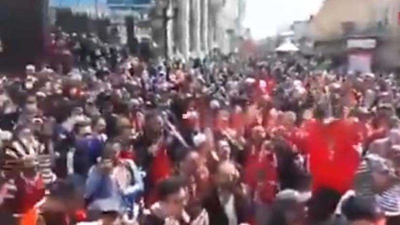 المصريون يغنون في