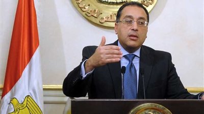 رئيس الوزراء يُهدي وزير الطيران السابق درع تكريم بحضور الوزير الحالي