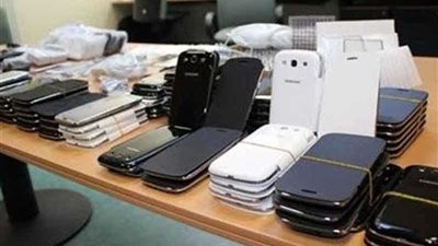 صيني يحاول تهريب هواتف بـ 800 الف جنيه في المطار