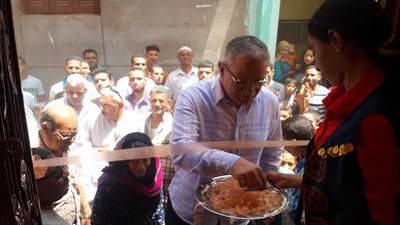 محافظ المنيا يسلم 3 منازل للأسر الأولى بالرعاية بمركز بني مزار