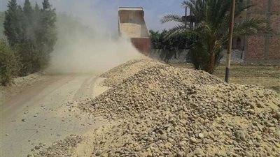 رصف 5.35 كم طرق بالقوصية بتكلفة 6 ملايين جنيه.. 