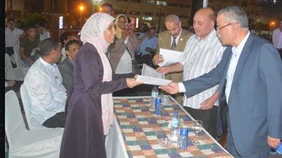 محافظ المنيا يكرم 4 فتيات طورن ميدان الصيادين (صور)